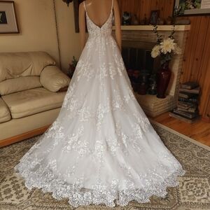 Dreamy Sparkle & Modern Edge: Lace A-Line Wedding Gown